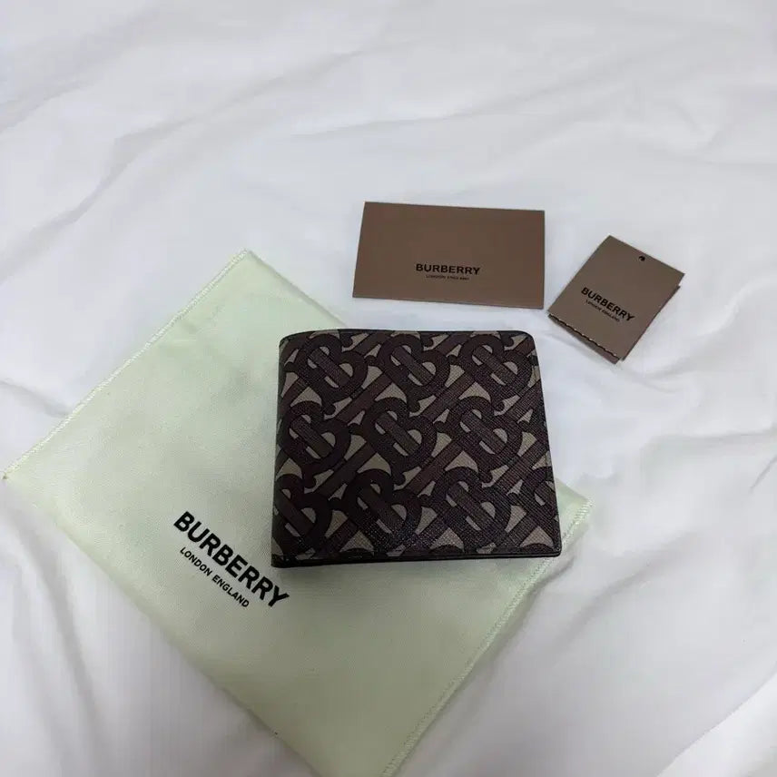 [BUNJANG] Burberry TB Monogram E-Canvas Wallet Bridle Brown / 버버리 TB 모노그램 E-캔버스 반지갑 브라이들 브라운 (8022891)
