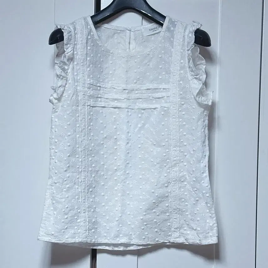 [BUNJANG] Nanninggu Punching Lace Cotton Sleeveless Tank White / 난닝구 펀칭 레이스 코튼 민소매 나시 화이트