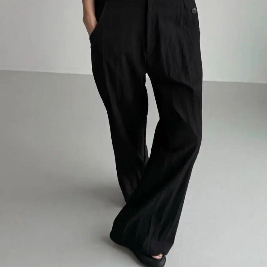 [BUNJANG] Black Button Point Semi Wide Fit Pants / 교신안함)블랙 버튼 포인트 팬츠