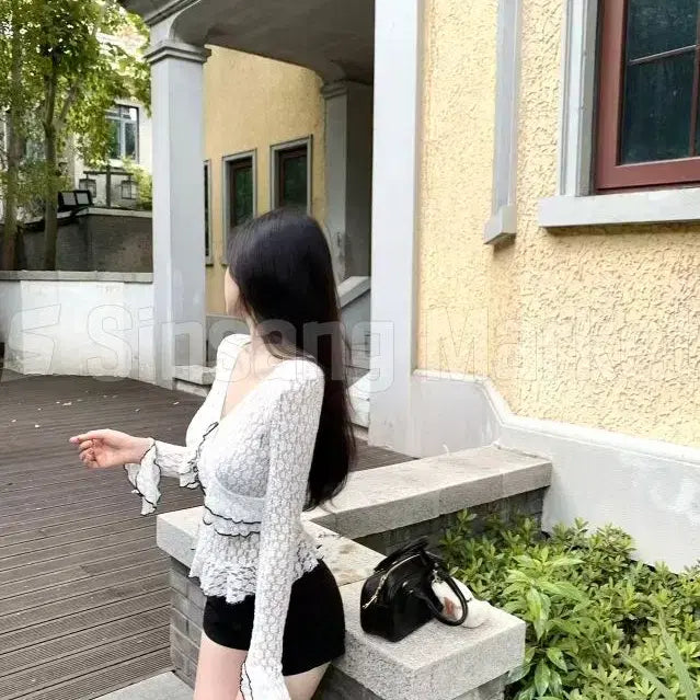 [BUNJANG] Hook Lace Color-Block Ruffle Blouse / [빠른발송] 훅레이스티 배색 프릴러플 블라우스