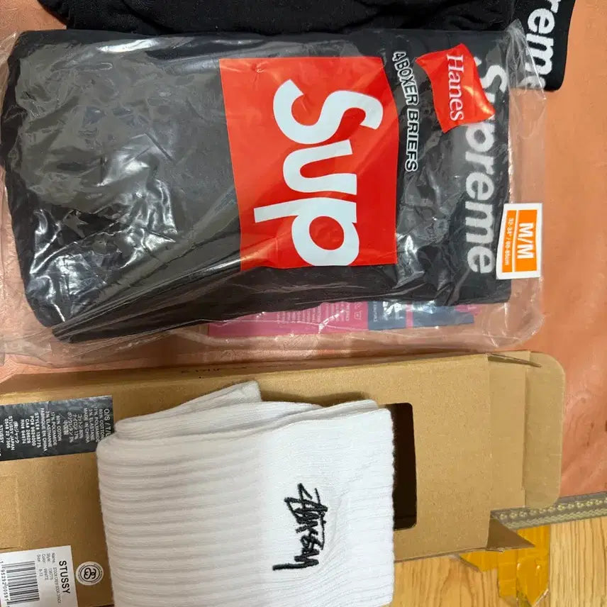 [BUNJANG] Stussy Small Stock Crew Socks & Supreme Hanes Boxer Briefs / 스투시 양말 + 슈프림 팬티  174/84 허리에 잘맞고 기장도 좋습니다