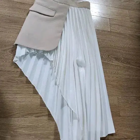 [BUNJANG] Two-tone Asymmetrical Pleated Long Skirt / 투톤 언발란스 플리츠 스커트