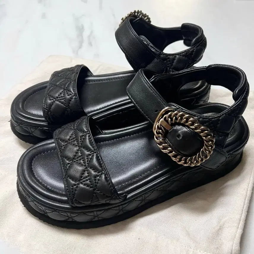 [BUNJANG] Suecommabonnie Polygon Quilting Sandals Black Leather Platform / 슈콤마보니 폴리곤 퀼팅 샌들 365 소가죽 블랙 금장버클 통굽 구두 플랫폼 검정