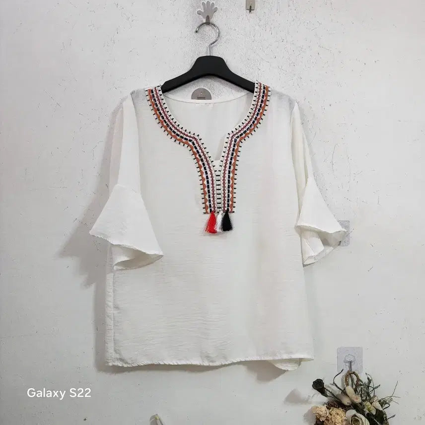 [BUNJANG] White Embroidered Tank Top Blouse / 화이트 자수 나시 블라우스
