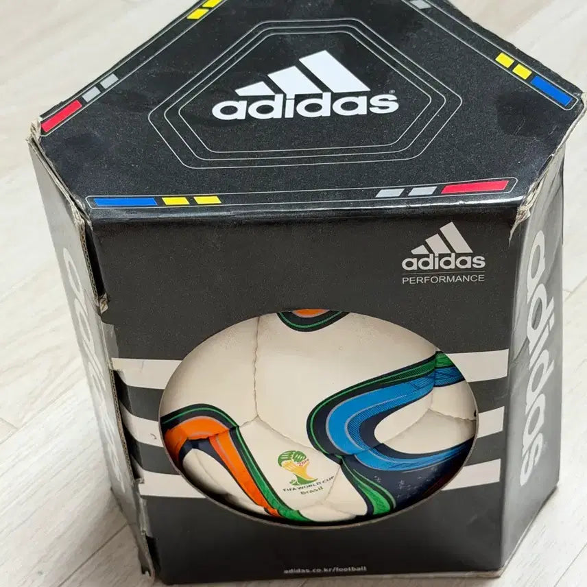 [BUNJANG] Adidas Brazuca Train Size 5 Soccer Ball (2014 World Cup) / (미사용) 아디다스 브라주카 축구공 (수집용)