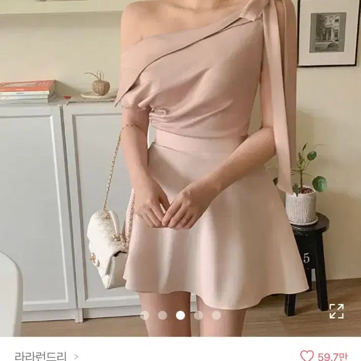 [BUNJANG] Lala Laundry Shirring Asymmetrical Off-Shoulder Ribbon Blouse / 정가2.9) 라라런드리 셔링 언발 오프숄더 리본 블라우스 홀복