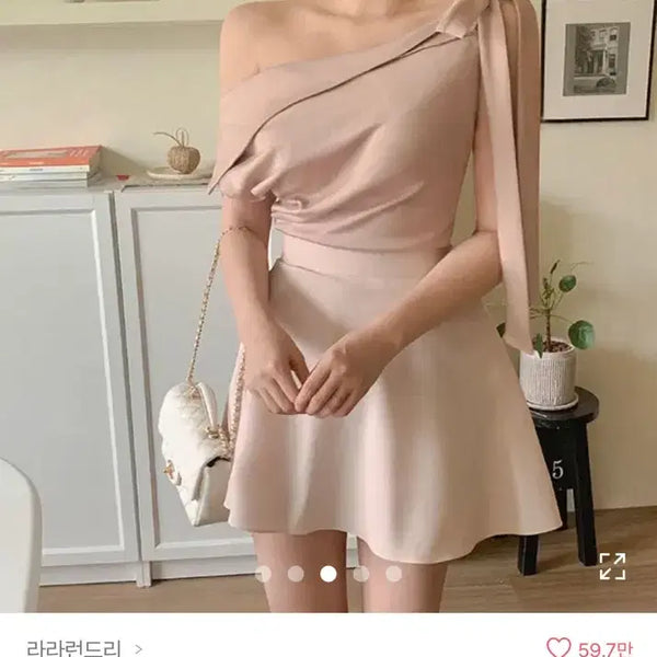 [BUNJANG] Lala Laundry Shirring Asymmetrical Off-Shoulder Ribbon Blouse / 정가2.9) 라라런드리 셔링 언발 오프숄더 리본 블라우스 홀복