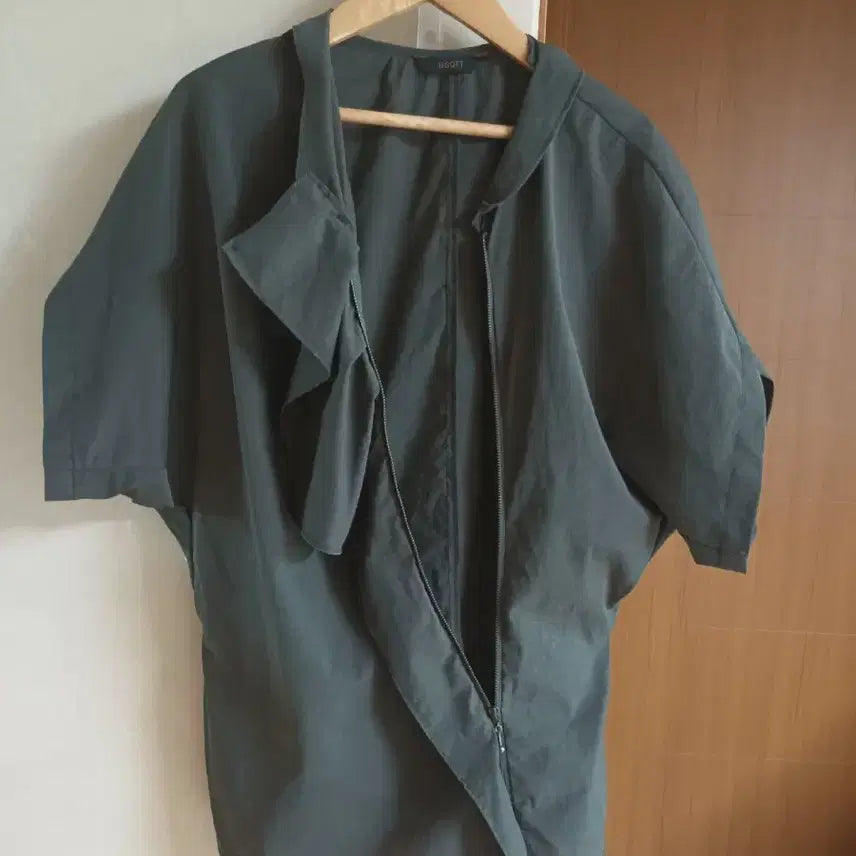[BUNJANG] JIGOTT Diagonal Zipper Ruffle Blouse / 지고트 사선지퍼 프릴 블라우스