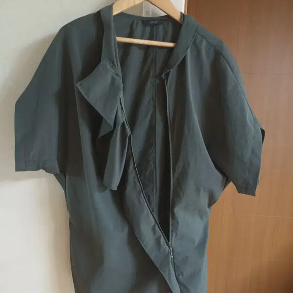 [BUNJANG] JIGOTT Diagonal Zipper Ruffle Blouse / 지고트 사선지퍼 프릴 블라우스