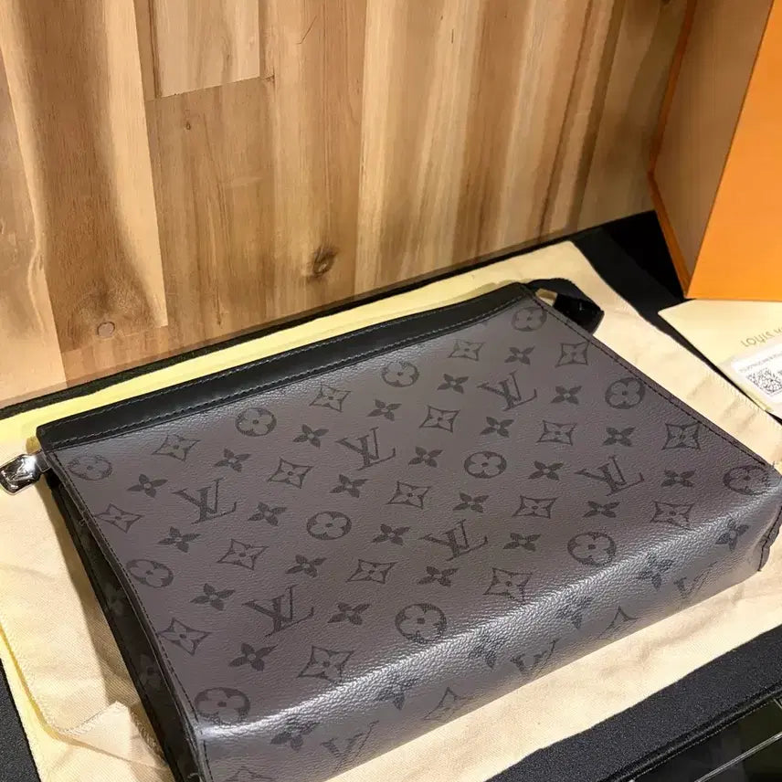 [BUNJANG] Louis Vuitton Pochette Voyage Reverse Eclipse MM / 매장판/루이비통 포쉐트보야주 리버스 이클립스 MM 풀구성