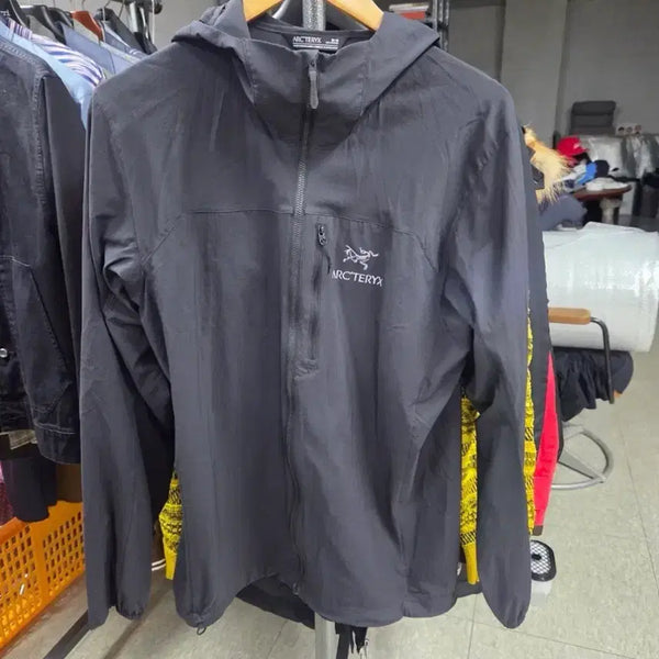 [BUNJANG] Arc'teryx Squamish Hooded Jacket - Black (Medium) / 글자 o) 아크테릭스 스쿼미시 m(크림구매)