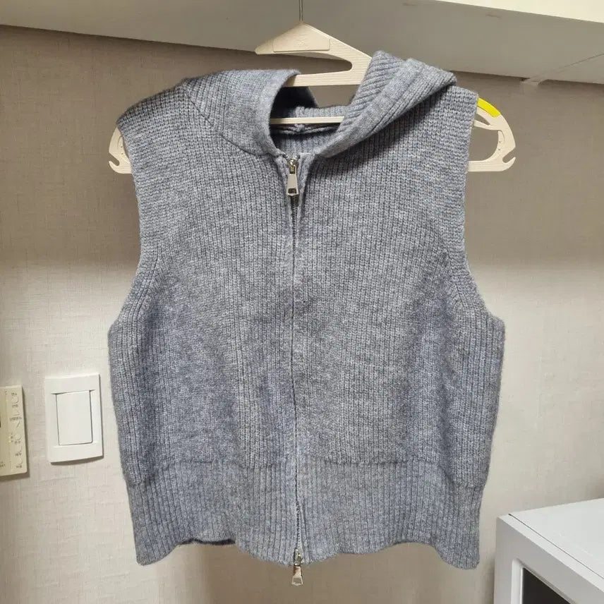 [BUNJANG] Knit Sleeveless Hoodie Vest / 니트 민소매 후드집업