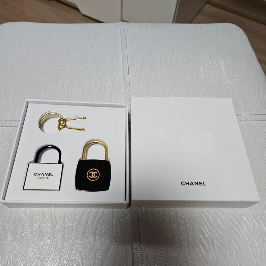 [BUNJANG] Chanel Beauty Padlock Keychain Set / 샤넬 뷰티 자물쇠 키링 세트