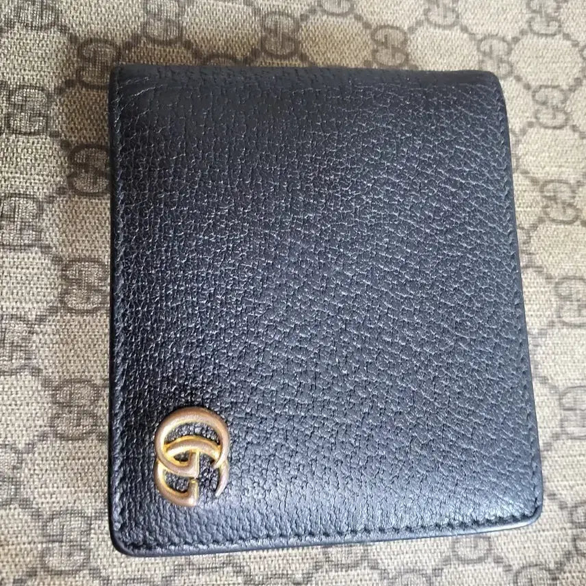 [BUNJANG] Gucci Men's Black Leather Bi-fold Wallet with Gold GG Logo / 구찌 지갑