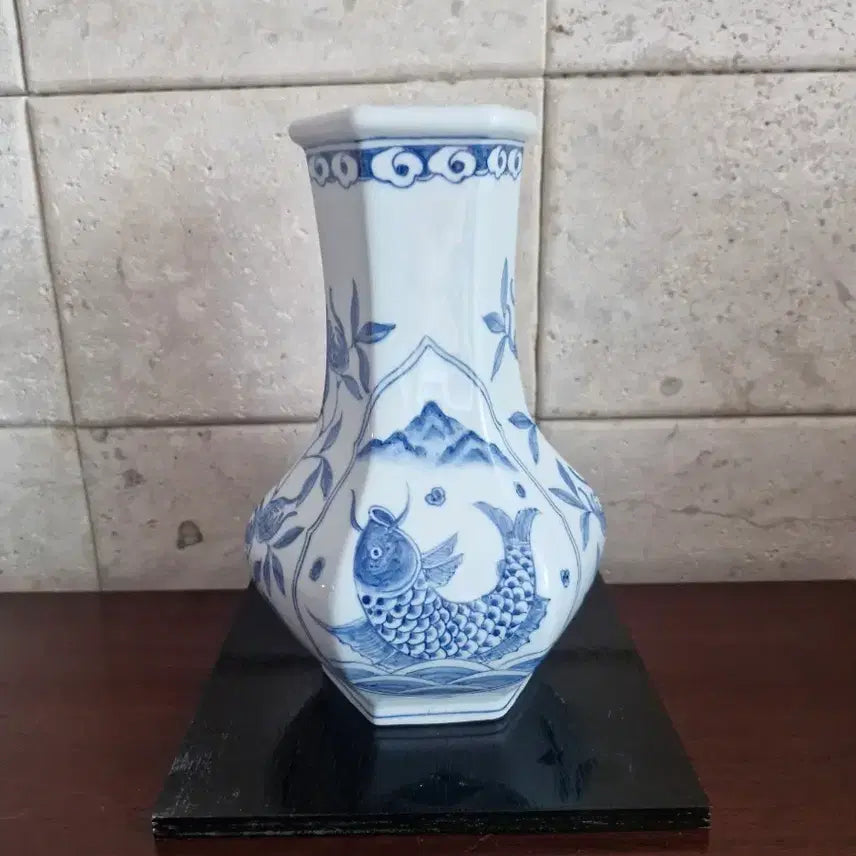[BUNJANG] Choi Byeong-deok Celadon Porcelain Octagonal Landscape Fish Motif Vase / 최병덕 도자기  청화백자 팔각 산수화 어문도 문양