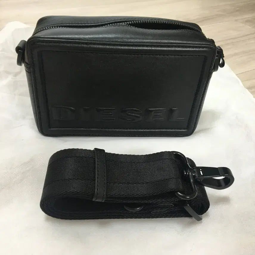 [BUNJANG] Diesel Leather Crossbody Bag / 디젤 크로스백 판매합니다