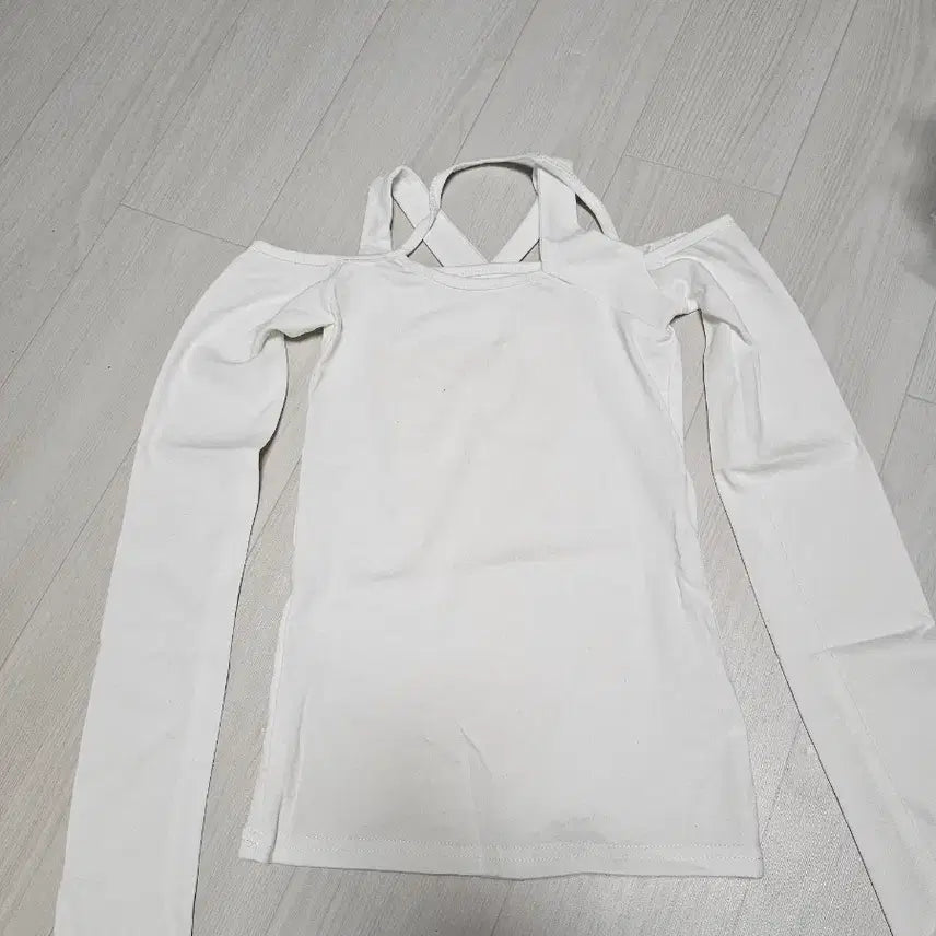 [BUNJANG] White Off-Shoulder Cross Long Sleeve T-Shirt / 화이트 오프숄더 크로스 긴팔 티셔츠