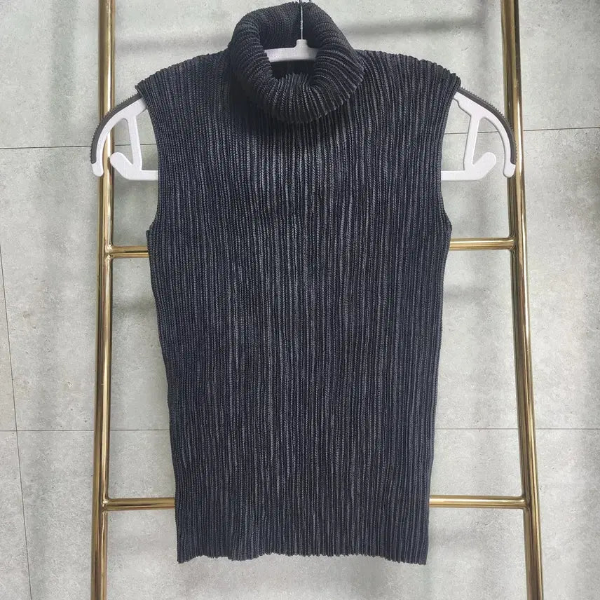 [BUNJANG] Black Pleated Turtle Neck Sleeveless Top / 검정색 스피치오 플리츠 터틀민소매