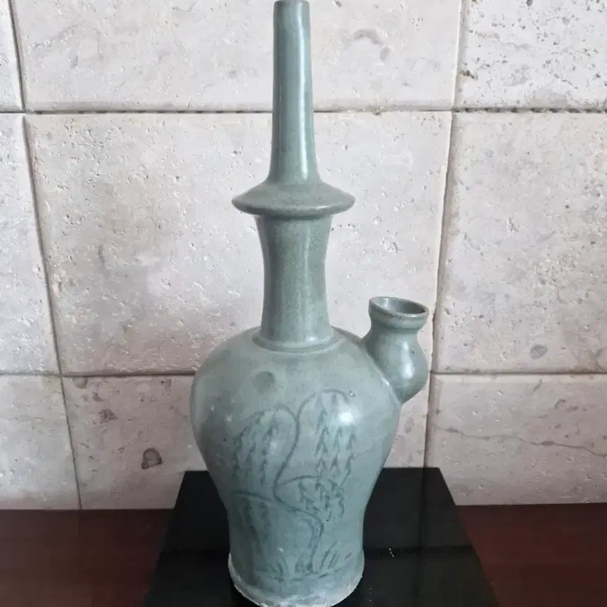 [BUNJANG] North Korean Celadon Vase with Willow Tree Motif / 북한 도자기 버드나무 무늬 정병