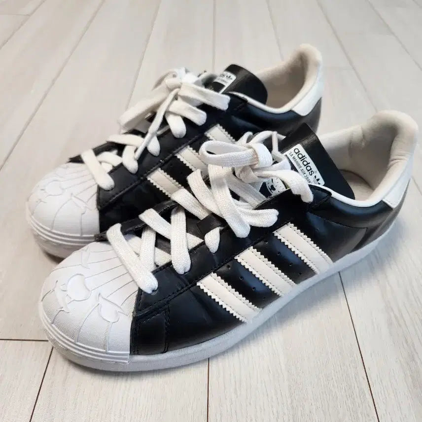 [BUNJANG] Adidas Superstar Nigo Bearfoot Sneakers Shell Toe 240 / 아디다스 스니커즈 슈퍼스타 니고 베어풋 Superstar Nigo Bearfoot 운동화 사이즈240쉘 토(Shell Toe) 부분에 곰 발바닥 모양이 각인되어 있는 것이 특징