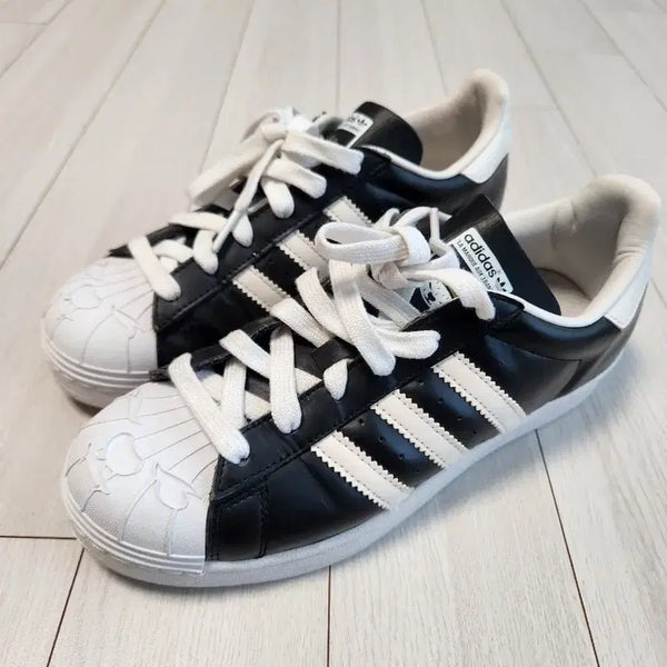 [BUNJANG] Adidas Superstar Nigo Bearfoot Sneakers Shell Toe 240 / 아디다스 스니커즈 슈퍼스타 니고 베어풋 Superstar Nigo Bearfoot 운동화 사이즈240쉘 토(Shell Toe) 부분에 곰 발바닥 모양이 각인되어 있는 것이 특징