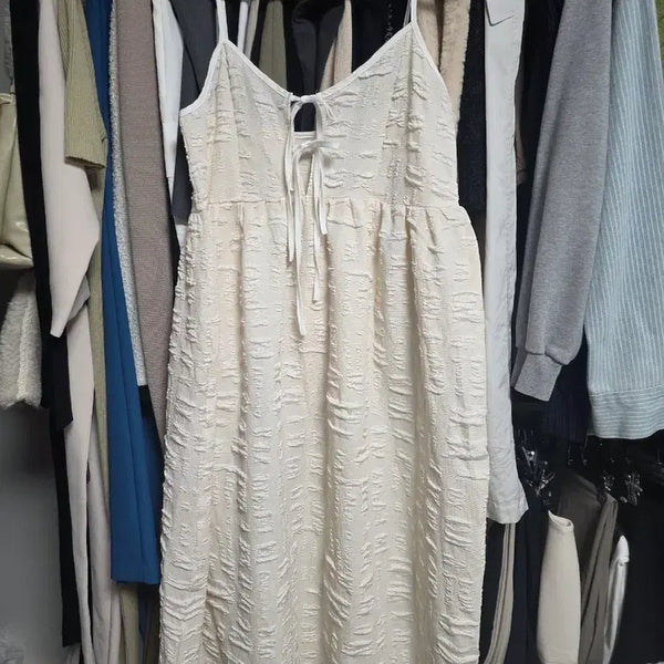 [BUNJANG] FRIFUL Ivory Ribbon Embossing Dress (M/L) / FRIFUL 아이보리 리본엠보싱 원피스 새상품 (미듐라지) 신축성 좋아요
