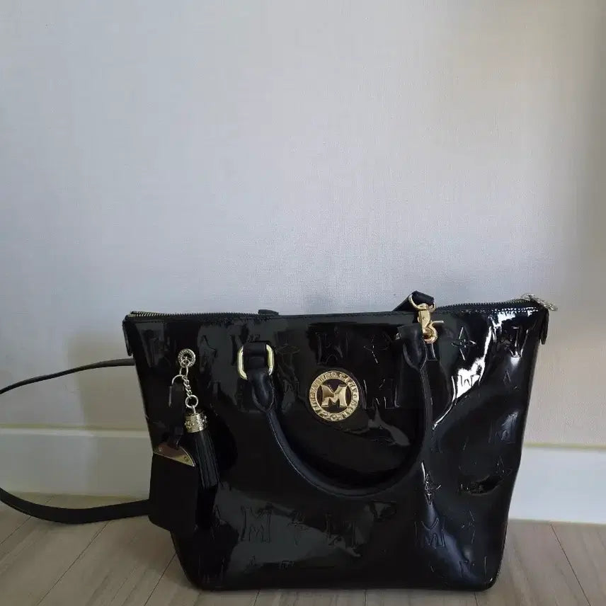 [BUNJANG] MCM Black Enamel Shoulder Bag / 메트로시티 숄더백 검정 에나멜