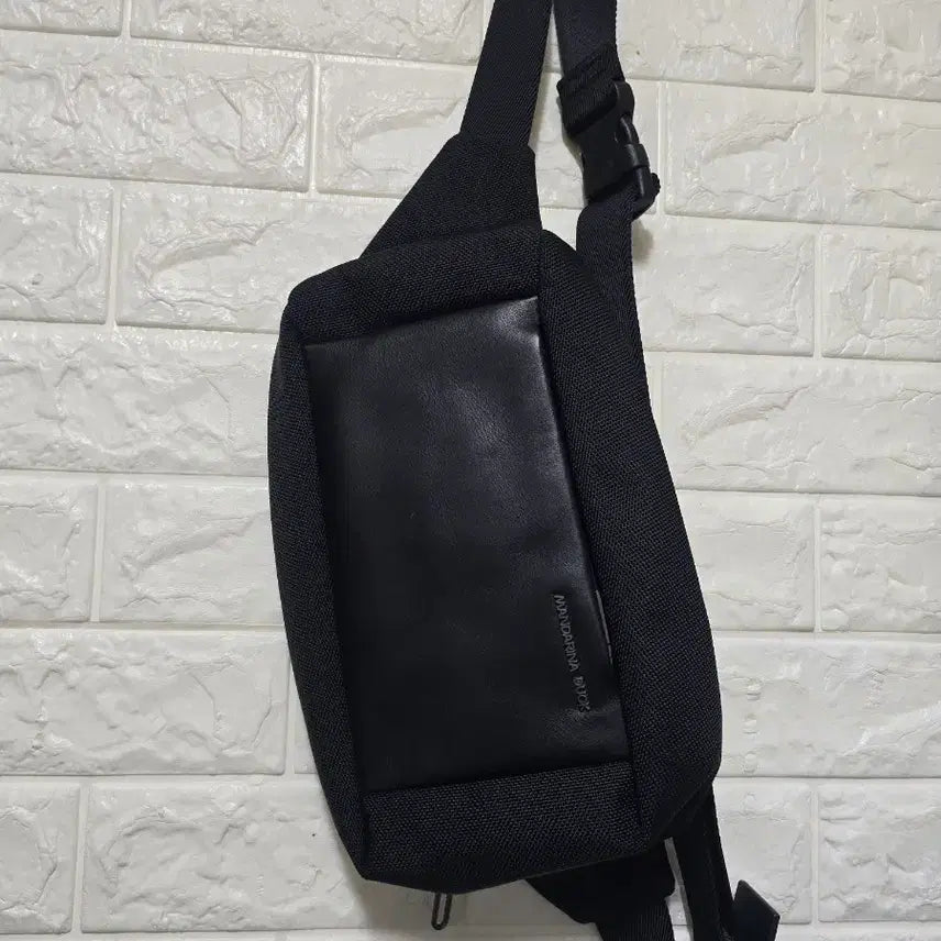[BUNJANG] Mandarin Duck Waist Bag Black / 만다라덕 힙색