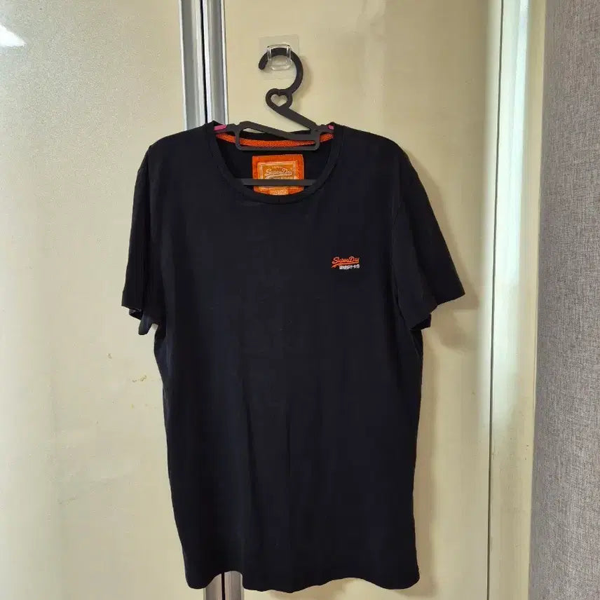 [BUNJANG] Superdry Men's Vintage Short Sleeve T-Shirt / 슈퍼드라이(Superdry) 남성용 빈티지 반팔 티셔츠입니다.브랜드: 슈퍼드라이 (Superdry)특징: 가슴 부분의 아이코닉한 자수 로고와 슬리브의 브랜드 로고 탭소재: 일반적으