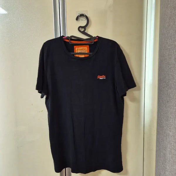 [BUNJANG] Superdry Men's Vintage Short Sleeve T-Shirt / 슈퍼드라이(Superdry) 남성용 빈티지 반팔 티셔츠입니다.브랜드: 슈퍼드라이 (Superdry)특징: 가슴 부분의 아이코닉한 자수 로고와 슬리브의 브랜드 로고 탭소재: 일반적으