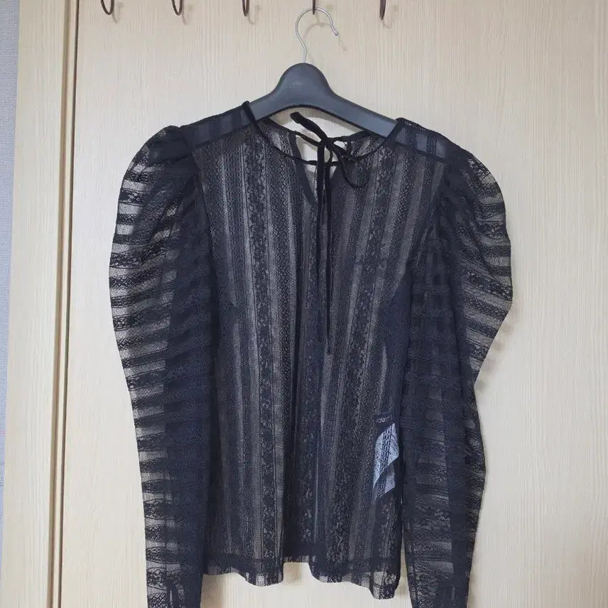 [BUNJANG] Lucky Chouette Black Lace Puff Sleeve Blouse / 럭키슈에뜨  블랙 레이스 블라우스