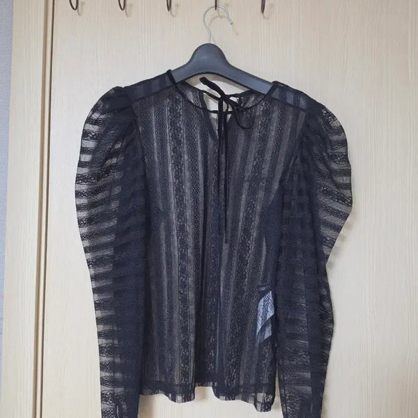 [BUNJANG] Lucky Chouette Black Lace Puff Sleeve Blouse / 럭키슈에뜨  블랙 레이스 블라우스