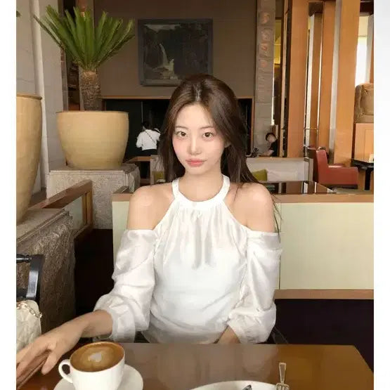 [BUNJANG] JENNIE.O Swan Halterneck Blouse / 제니오 스완 홀터넥 블라우스