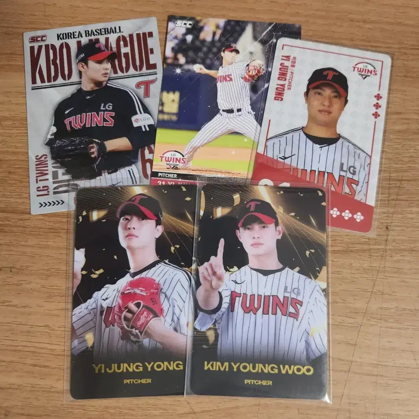 [BUNJANG] LG Twins Kim Young-woo, Lee Jung-yong KBO Baseball Cards Bundle / 엘지트윈스 lg twins 김영우 이정용 코시 금박포카 팔도비빔면 크보카드 kbo