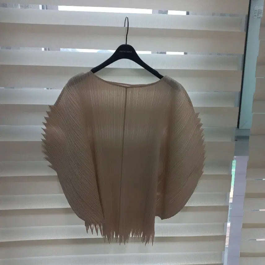 [BUNJANG] Pleats Please Ivory Pleated Blouse with Ruffle Hem / 플리츠플리즈