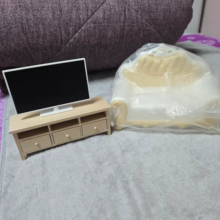 [BUNJANG] 1/12 Scale Miniature Furniture Set (Antique Sofa + Modern TV & Cabinet) - New Condition / [미개봉/새상품] 1/12 미니어처 가구 세트 (엔틱 쇼파 + 모던 TV & 수납장)