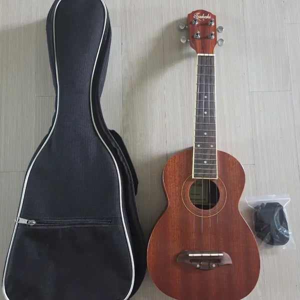 [BUNJANG] Ukulele with Bag and Accessories / 우쿨렐라 + 가방+소모품