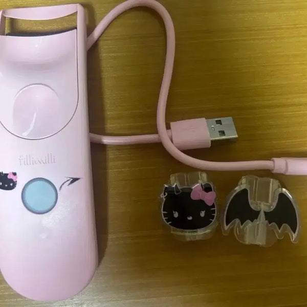 [BUNJANG] Limited Edition FiliMilli x Hello Kitty Heating Eyelash Curler Wide Fit (Devil Pink) / 한정판 단종) 필리밀리 헬로키티 히팅뷰러 와이드핏 악마 핑크