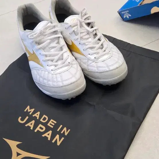 [BUNJANG] Mizuno Morelia TF Sala Japan Gold White Soccer Cleats 250mm / 미즈노 모렐리아TF 살라 재팬 골드 화이트 250mm
