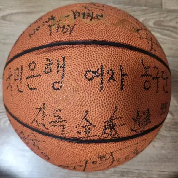 [BUNJANG] 1995 Kookmin Bank Women's Basketball Team Autographed Basketball / 1995 국민은행 여자 농구단 싸인볼