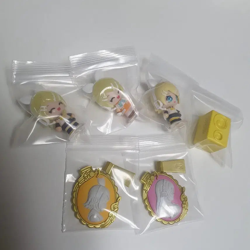 [BUNJANG] Hatsune Miku Surprise Mix Mini Figures Set: Rin Figure, Len Speaker, Rin & Luka Frame / 미쿠 서프라이즈 믹스 미니 피규어 린 피규어 세트& 렌 스피커 & 린,루카 액자