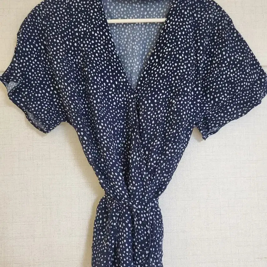 [BUNJANG] Wrap Blouse Navy Dot Print Size 55 / LIST 랩블라우스 55사이즈