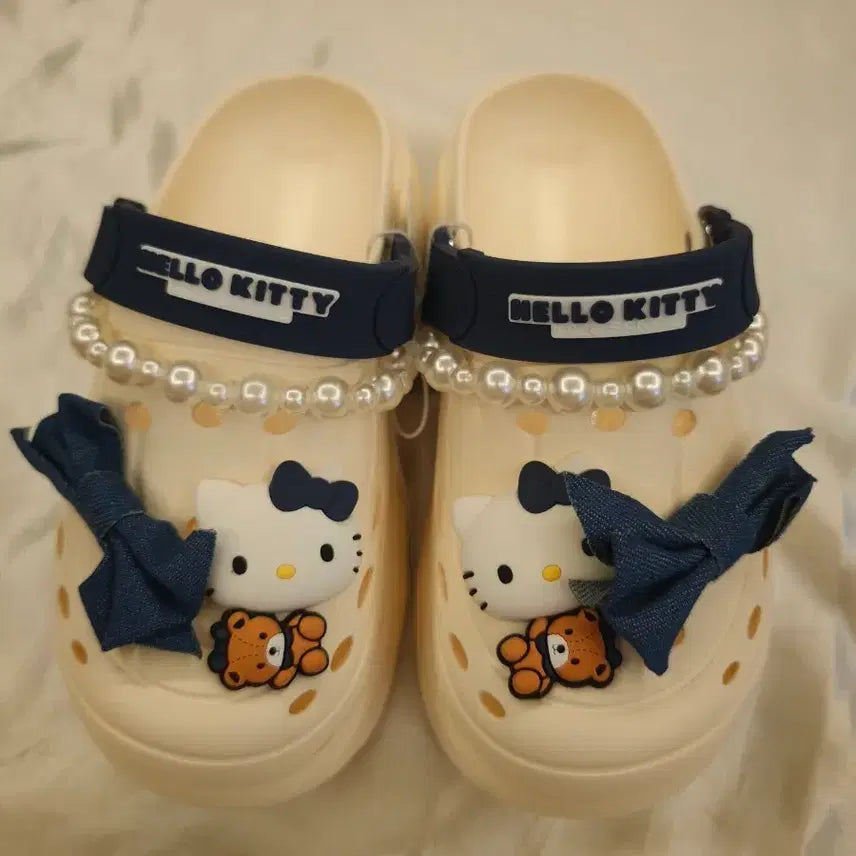 [BUNJANG] Hello Kitty Ribbon Bear Charm Sandals 240 / 헬로키티 샌들 240