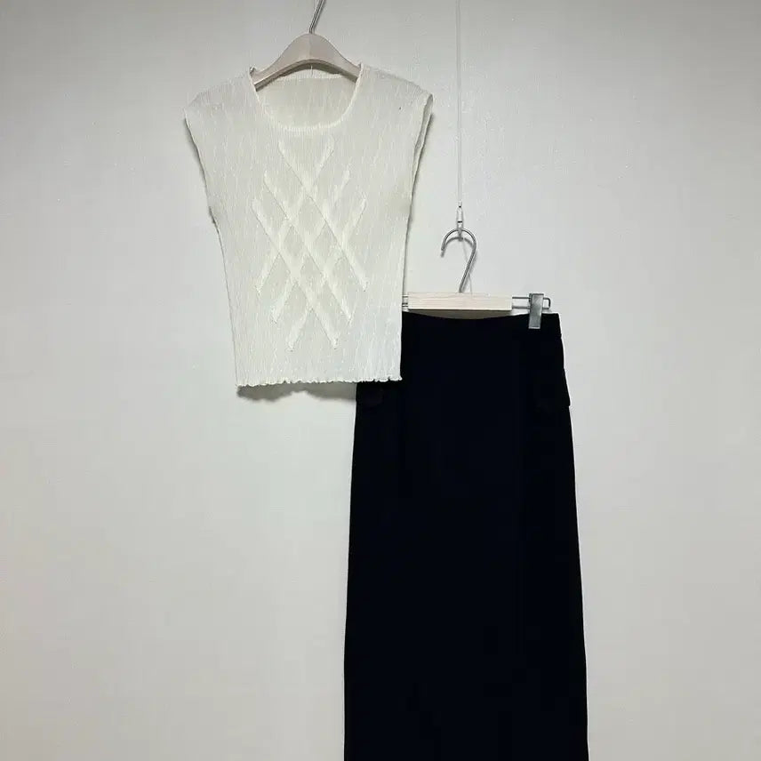 [BUNJANG] Spicico White Pleated Sleeveless Top / 스피치오 화이트 플리츠 슬리브리스