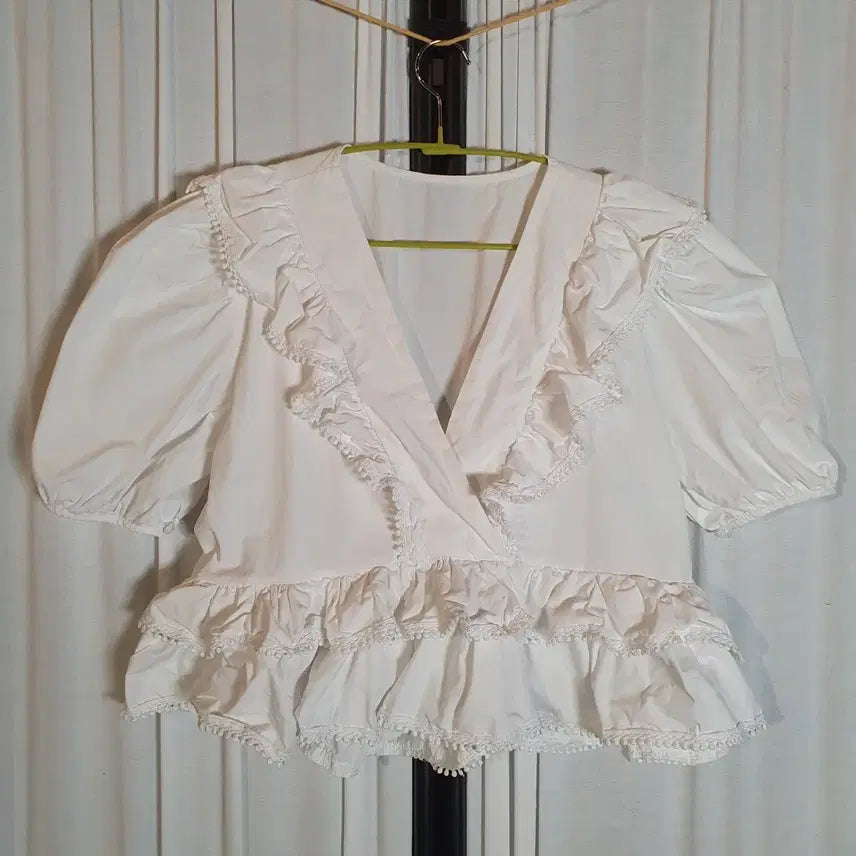 [BUNJANG] White Puff Sleeve Ruffle Blouse / 화이트 퍼프 소매 프릴 블라우스 95사이즈2508738