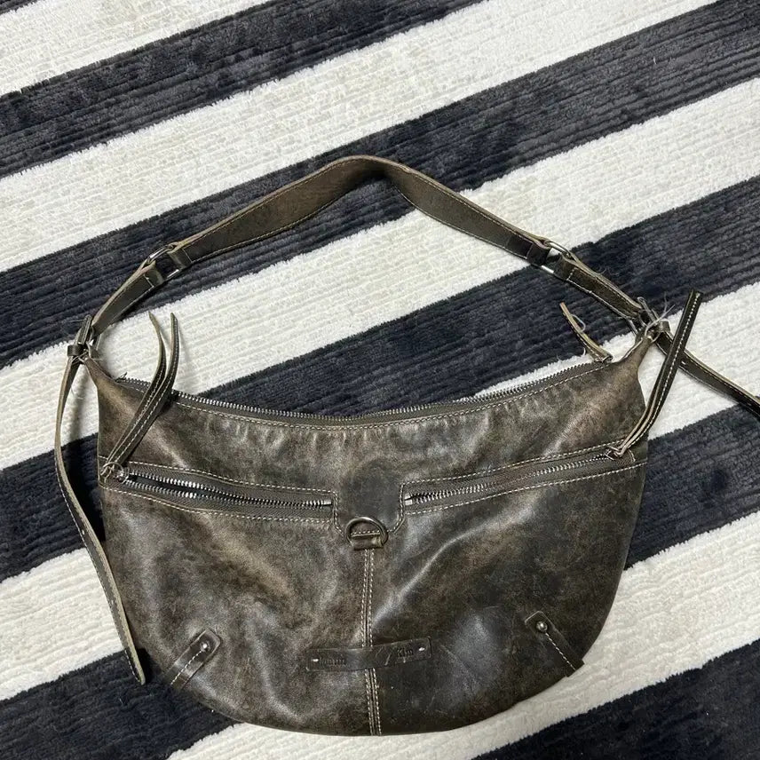 [BUNJANG] Matinkim Leather Shoulder Bag / 마뗑킴 숄더백