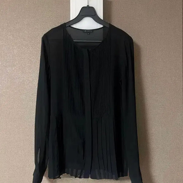 [BUNJANG] Theory Black Silk Pleated Blouse / 띠어리 THEORY 실크 플리츠 블라우스 블랙 노카라 라운드넥 핀턱