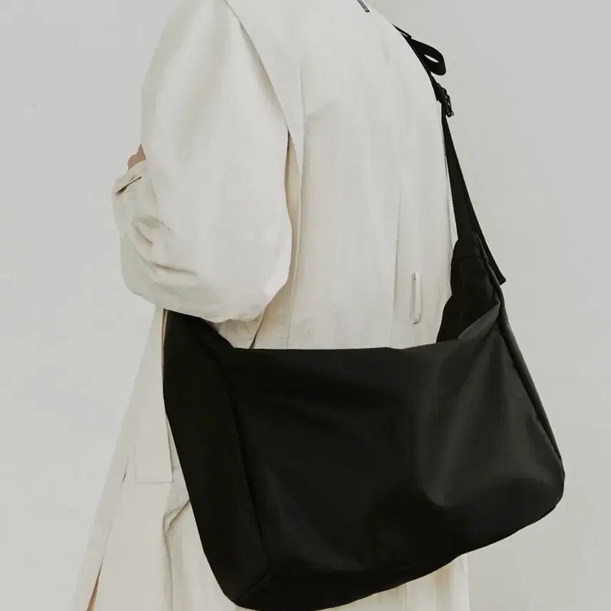 [BUNJANG] Haarchive Black Messenger Bag / 하아카이브 블랙 메신저백