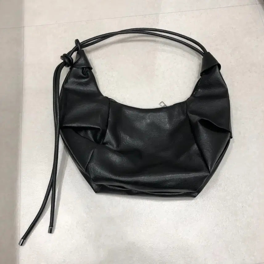 [BUNJANG] Volume Shirring Shoulder Bag Black / 볼륨 셔링 숄더백 블랙