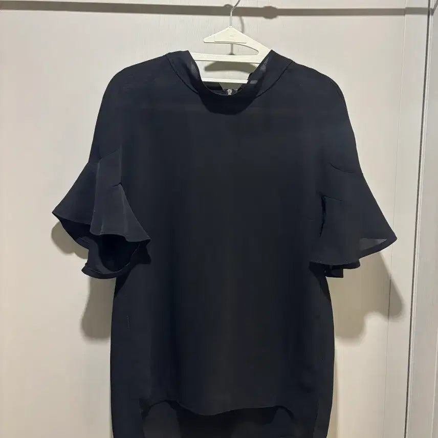 [BUNJANG] Black Frill Sleeve Blouse / 기본 블랙 프릴 소매 블라우스